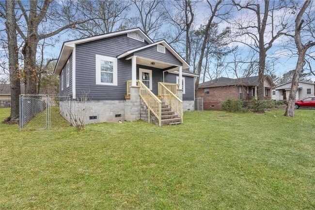 Photo - Live Near It All! 3 Bedroom Home in Midtown Savannah
