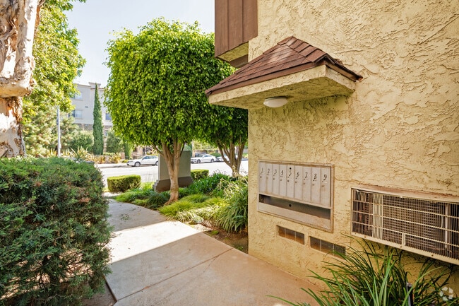 Photo - Lido Apartments - 1415 Bundy Dr