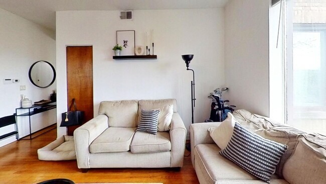 Photo - 1317 W Addison St