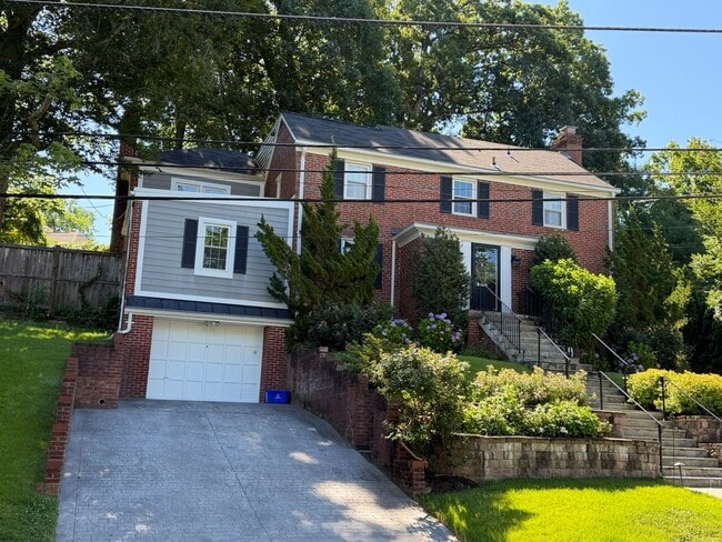 Building Photo - Stunning Home, Great Location, and More!