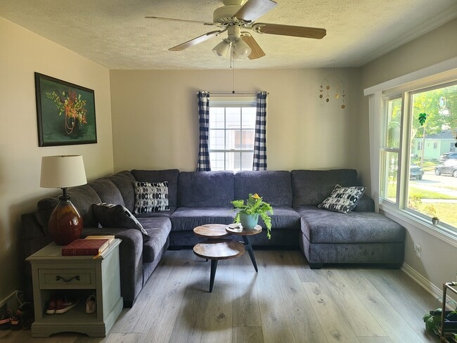 Sala de estar - 707 E Wood St
