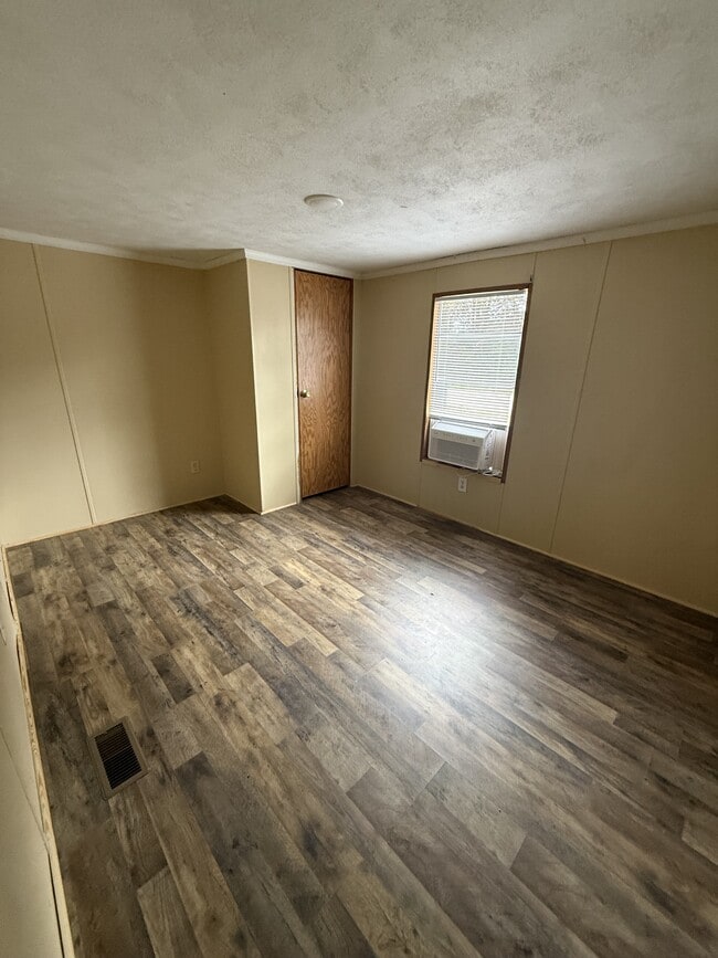 Building Photo - 605 Henrietta St