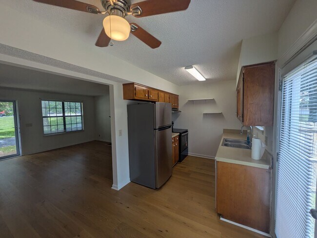 Photo - 1107 Quail Ct W