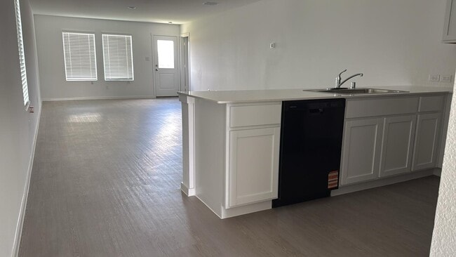 Photo - 3120 Tokara St