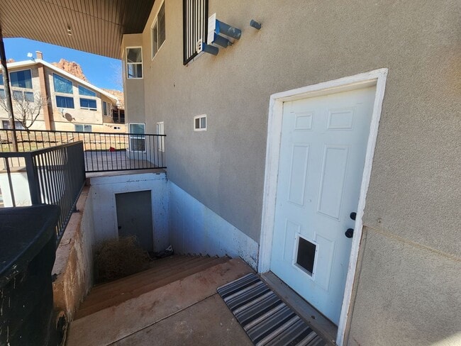 Building Photo - *utilities included* 3 bed 2 bath house in...