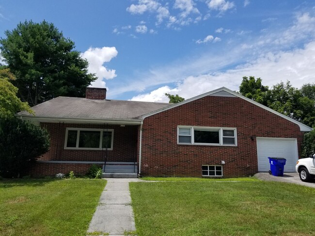 Spacious Home in Downtown Blacksburg - Spacious Home in Downtown Blacksburg