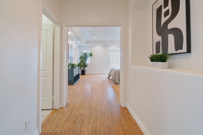 Building Photo - 2 WEEKS OFF SPECIAL..BEAUTIFUL 4 BED 3 BATH UNIT!!!!!