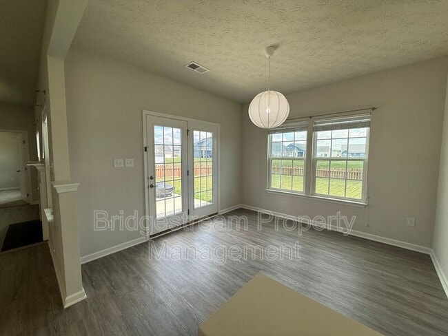 Photo - 2194 Schmidt Dr W