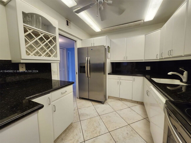 Building Photo - 3250 N Palm Aire Dr Unit 111 Rental