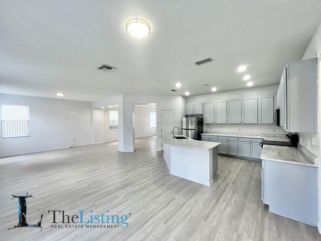 Photo - 613 Alfani St