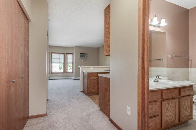 Photo - Oaks Hiawatha Station