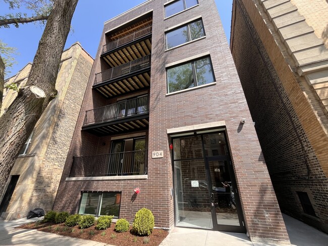 Building Photo - 904 W Dakin St