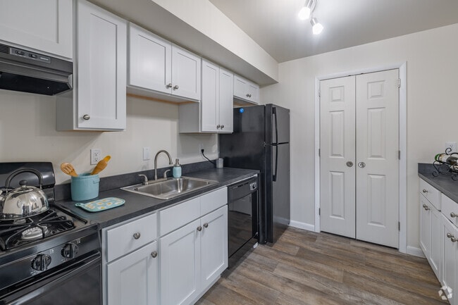2BR, 2BA - 1,070SF - Kitchen