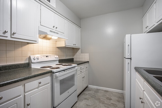 2BR, 1BA - 960SF - Colonial - Kitchen