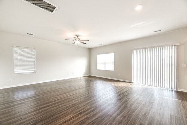 Photo - 122 Shire Dr