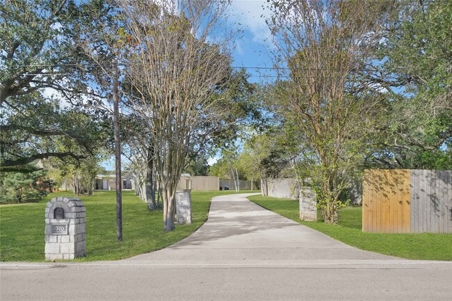 Photo - 2202 Koster Rd