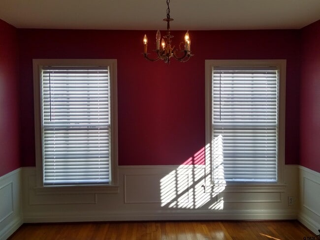 Photo - 409 Sunny Ln