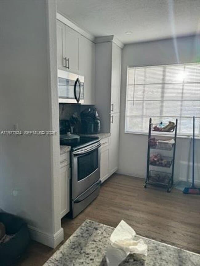 Photo - 1325 W 4th Ln