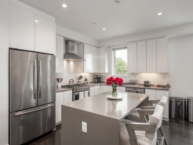 Photo - 2 W Sixth St Unit 306