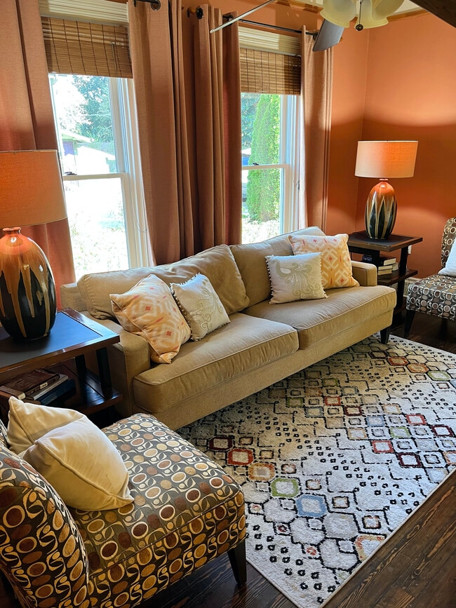 Building Photo - 147 E Chestnut St Unit 2