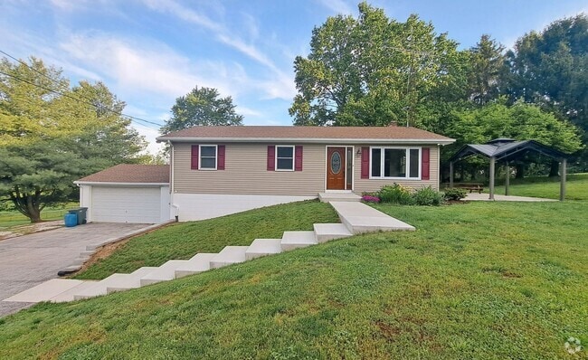 Building Photo - 3 Bed / 1-1/2 Bath Single Family Home