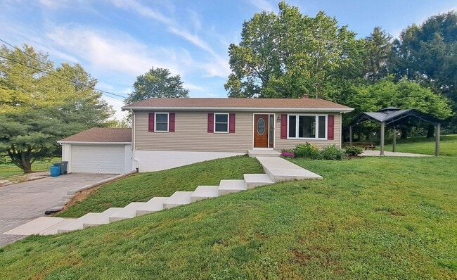 3 Bed / 1-1/2 Bath Single Family Home - 3 Bed / 1-1/2 Bath Single Family Home