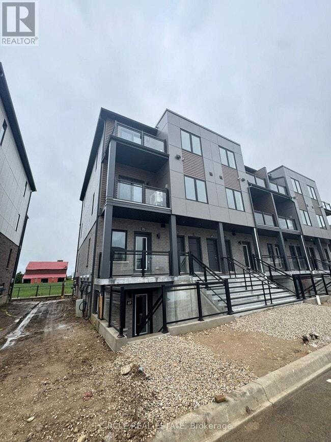 Photo - 940 St David St N