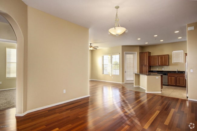 Building Photo - 3 bed 2 bath Condo