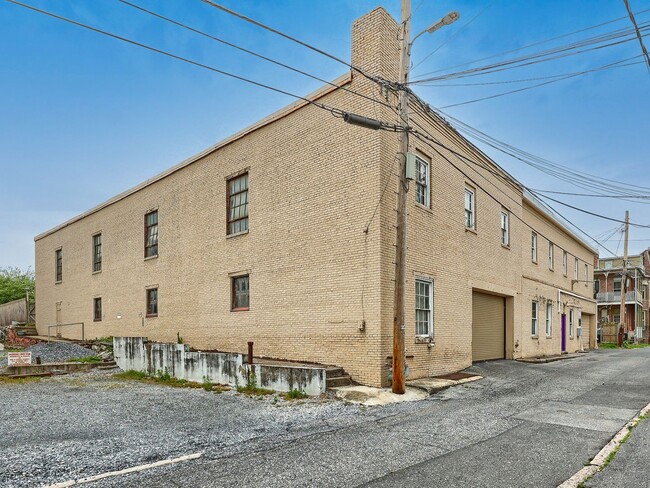Building Photo - 1416 Lawton St Unit Apt A (Space 18 & 19)