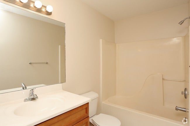 1BR, 1BA - 863 SF - Bathroom