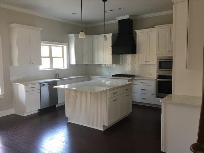 Photo - 353 Sydney Dr S