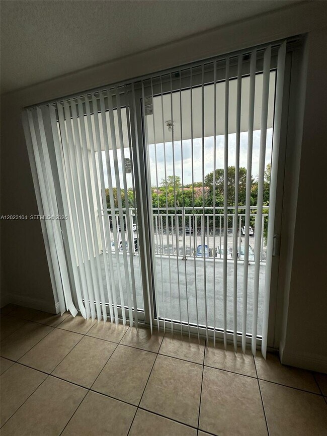 Photo - 6930 Miami Gardens Dr Unidad 1-408
