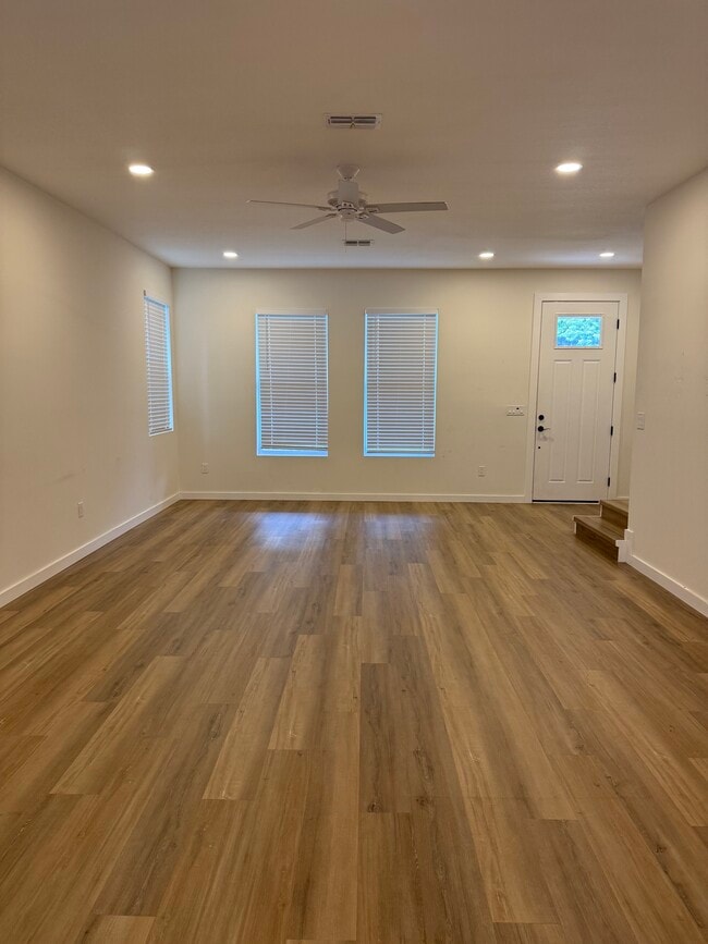 Photo - 210 E Columbus Dr