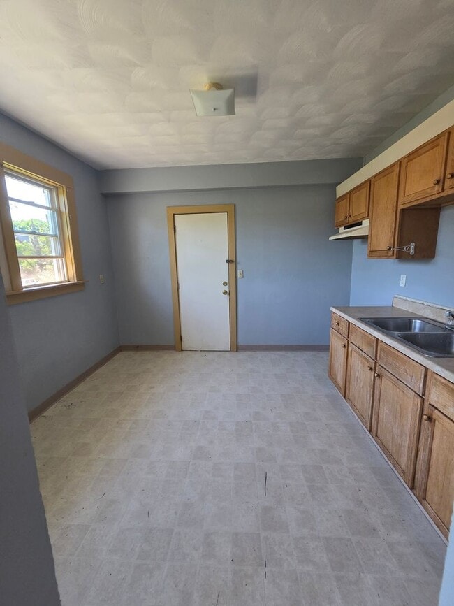 Photo - Upper 2 bedroom unit east side