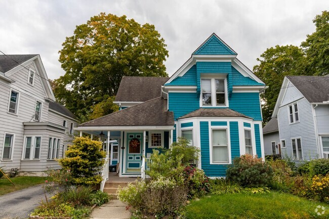 Building Photo - Historic, 3 bedroom home in the Chelsea Pa...