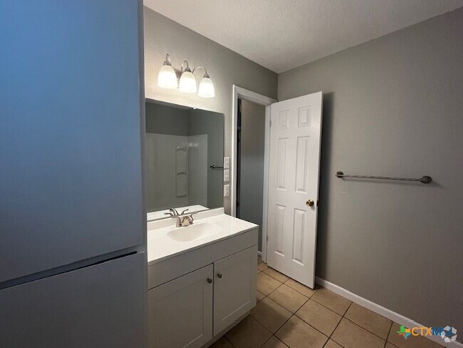 Building Photo - 905 Simpson Rd Unit B Rental