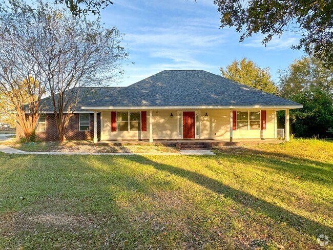 Building Photo - 4 bedroom 2 bath home for rent with over 2...