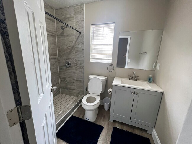 Photo - 704 Saint Clair St