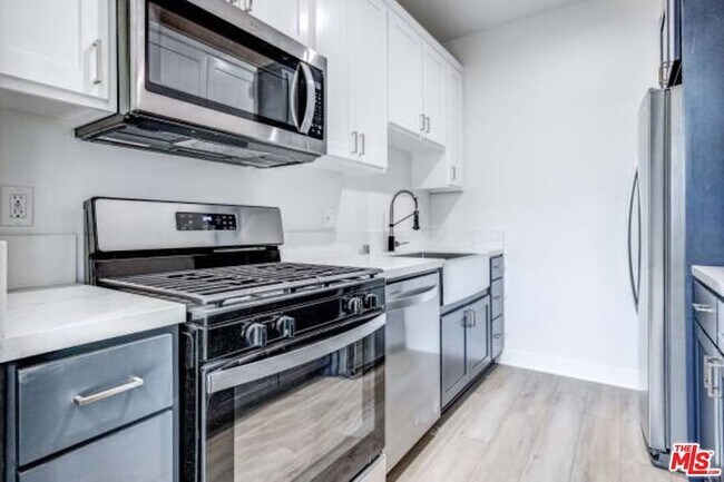 Photo - 624 W 83rd St House