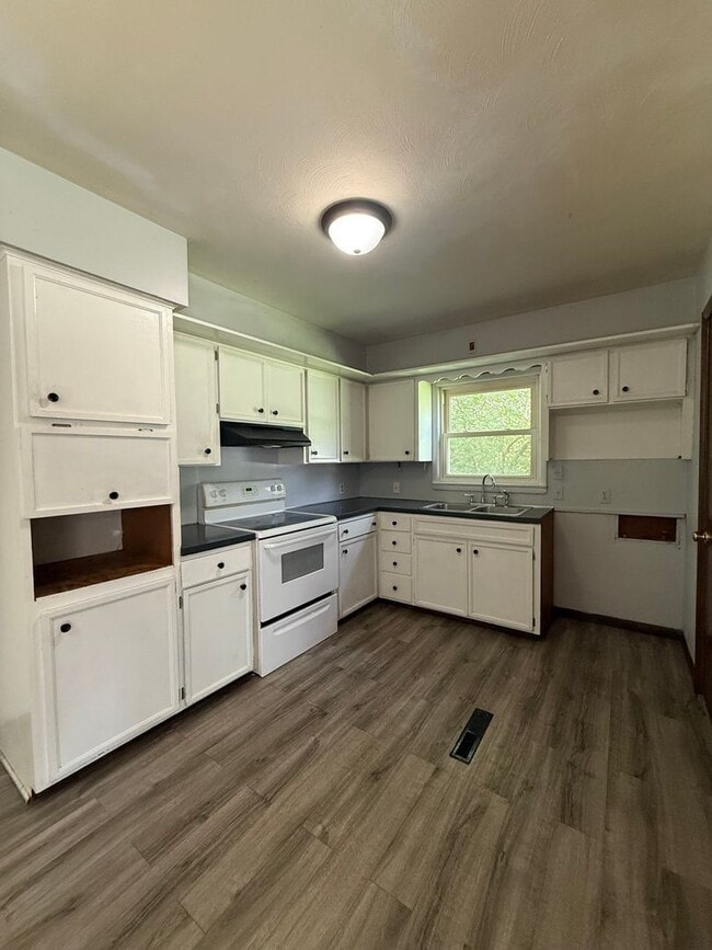 Photo - Cute 2 Bedroom 1 Bath with bonus room!