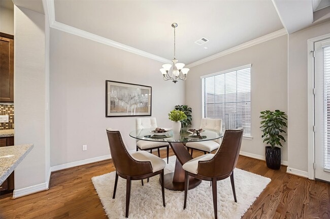 Photo - 5749 Larkin St