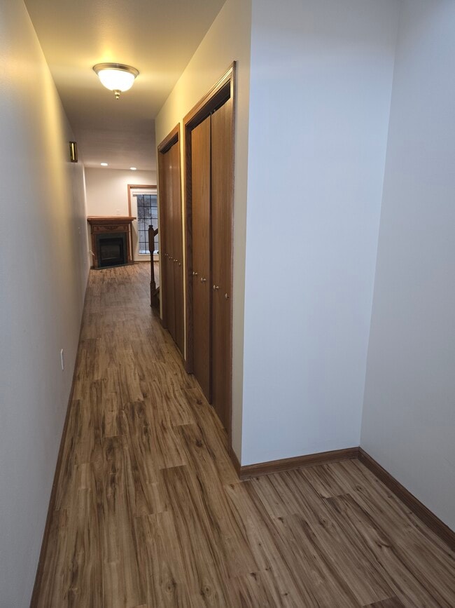 Bonita entrada con espacio para un banco y un armario para guardar cosas. - 1640 Terrill St