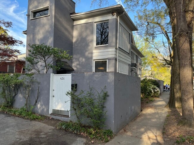 Very Spacious 2/2.5 Condo w/ Off-Street Pa... - Very Spacious 2/2.5 Condo w/ Off-Street Pa...