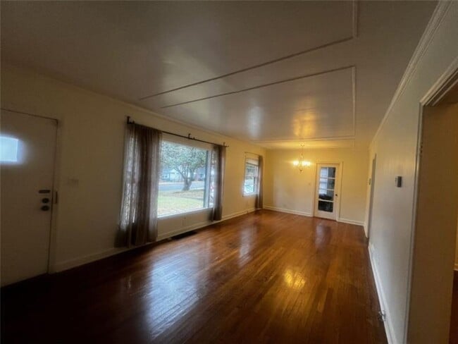 Photo - 977 Lindridge Way NE