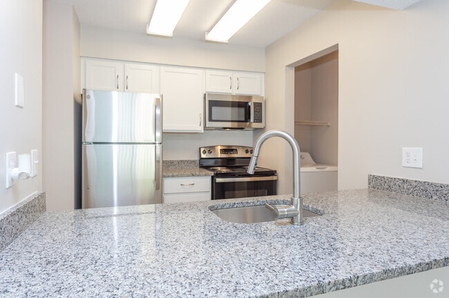 1BR, 1BA - 672SF Franklin Updated - Kitchen