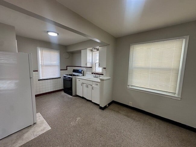 Photo - 4873 Woodstock Ave