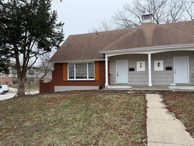 Building Photo - 3BR/2.5BA Duplex w/ 1-Car Garage + Fenced Yard