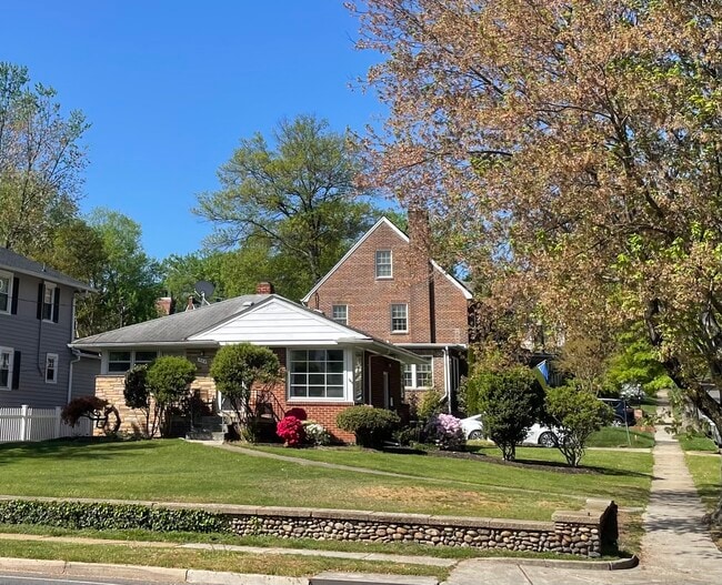 Building Photo - 306 Russell Rd