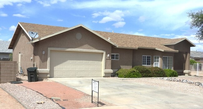 Building Photo - Updated Cul-de-Sac Charmer with Bonus Room