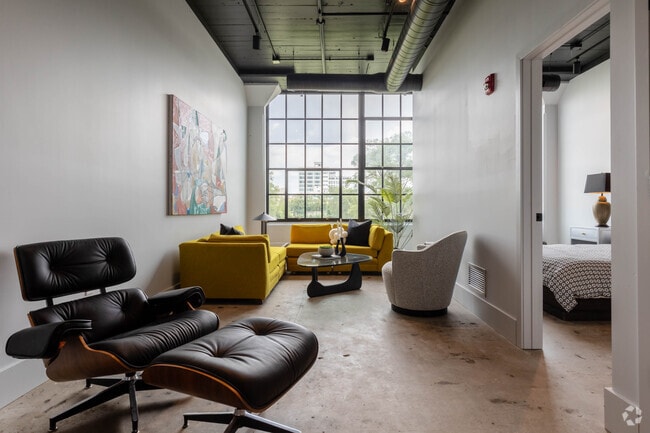 1BR, 1BA - 748SF - Living